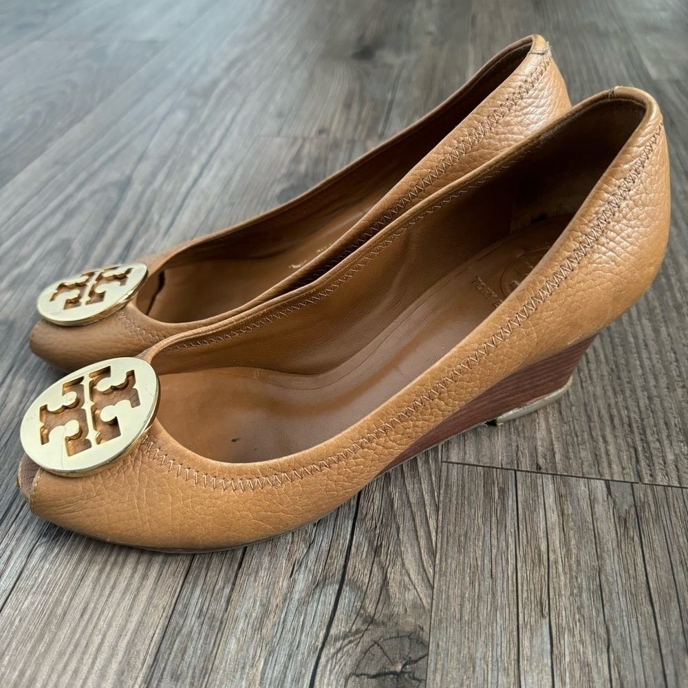 Tory Burch Tan Leather Julianne Peep Toe Wedge
Pumps Size 8